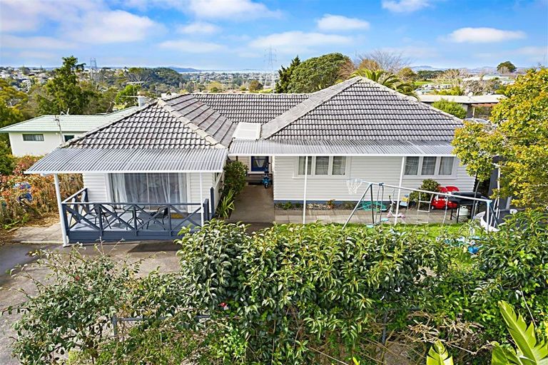 Photo of property in 82 Lincoln Park Avenue, Massey, Auckland, 0614