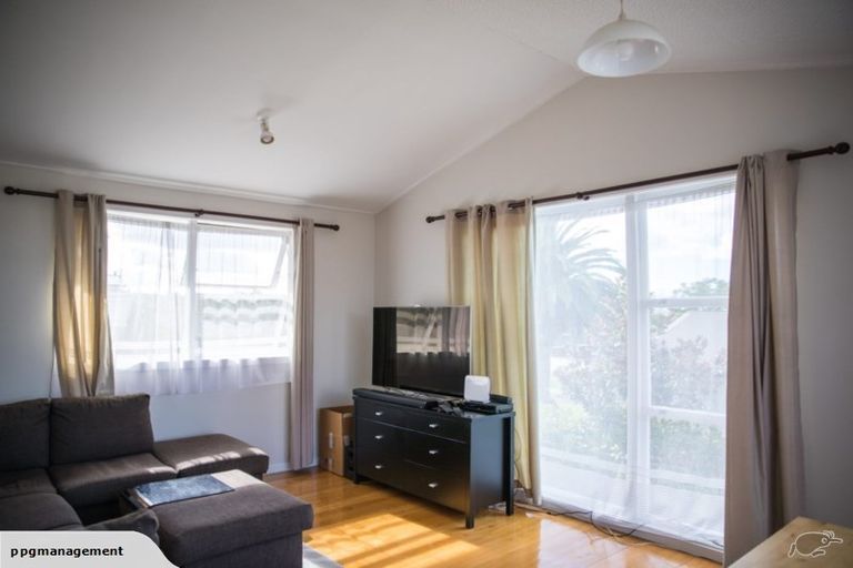 Photo of property in 1/11 Liston Street, Northcote, Auckland, 0627