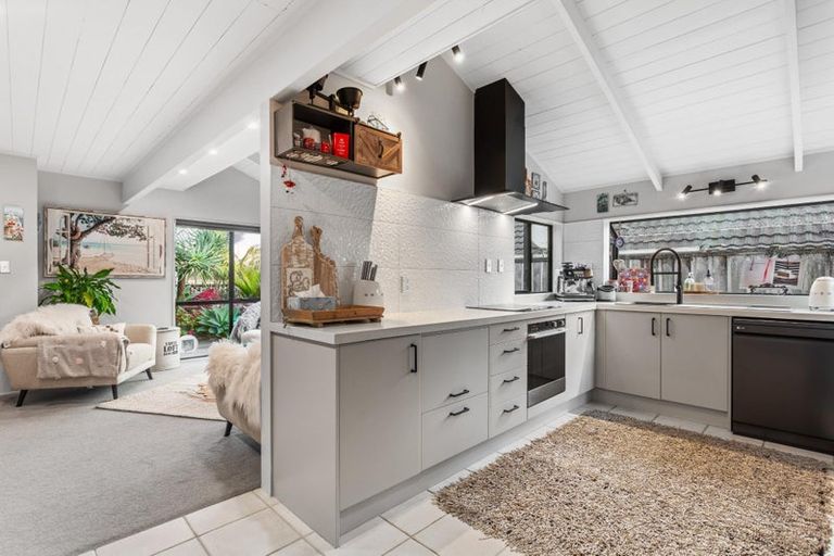 Photo of property in 6 Oystergrove Road, West Harbour, Auckland, 0618