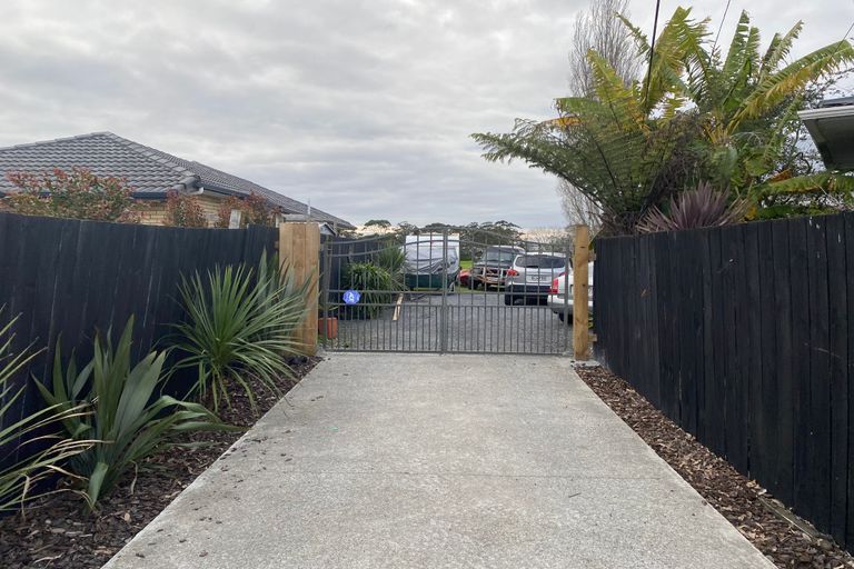 Photo of property in 9 Ingleby Place, Kelston, Auckland, 0602