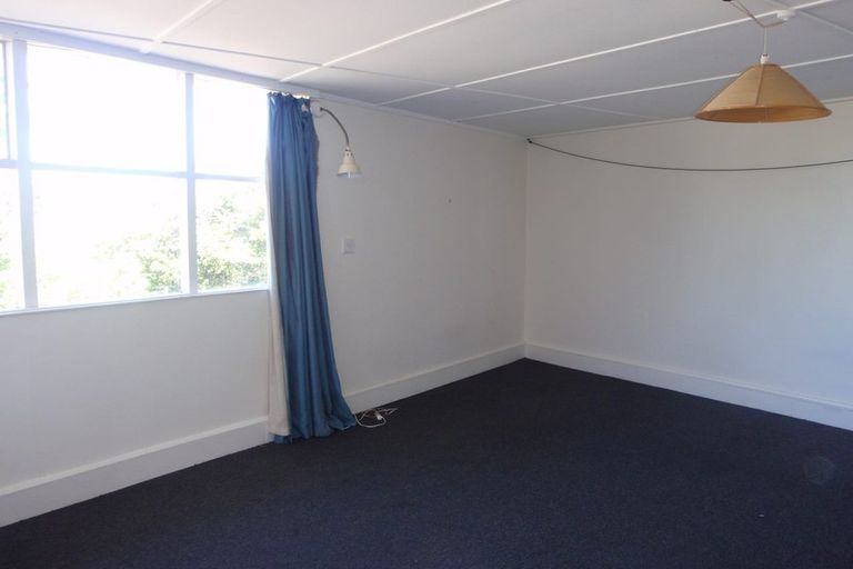 Photo of property in 2 Sugarloaf Road, Brooklyn, Wellington, 6021