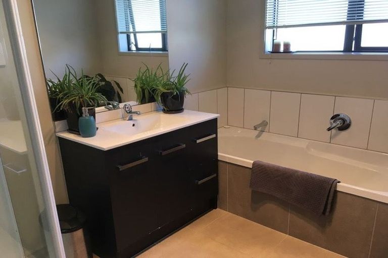 Photo of property in 19 Saltwood Street, Red Beach, 0932