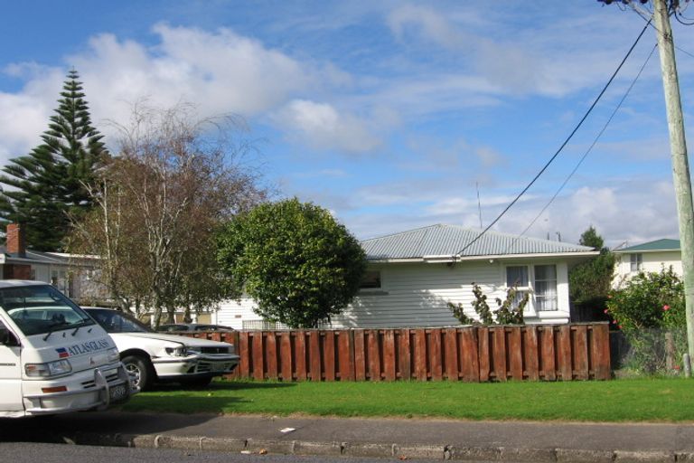 Photo of property in 11 Graham Avenue, Te Atatu Peninsula, Auckland, 0610