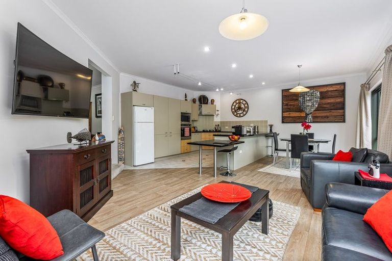 Photo of property in 5 Springwater Vale, Unsworth Heights, Auckland, 0632