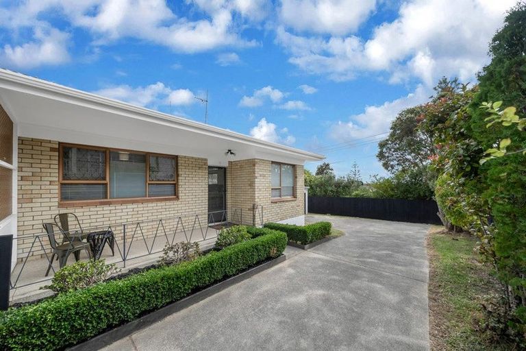 Photo of property in 2/52 Butterworth Drive, Glendene, Auckland, 0602