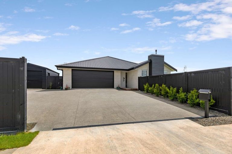 Photo of property in 1 Corsica Court, Fitzherbert, Palmerston North, 4410