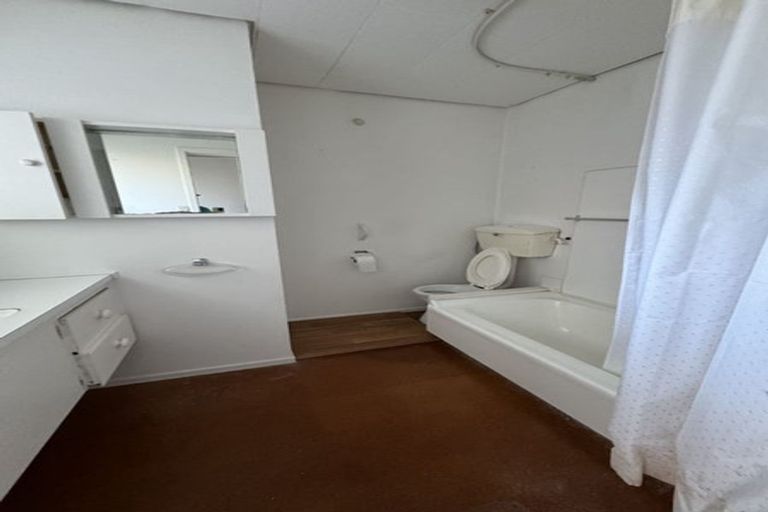 Photo of property in 21 Holdaway Avenue, Northcote, Auckland, 0627