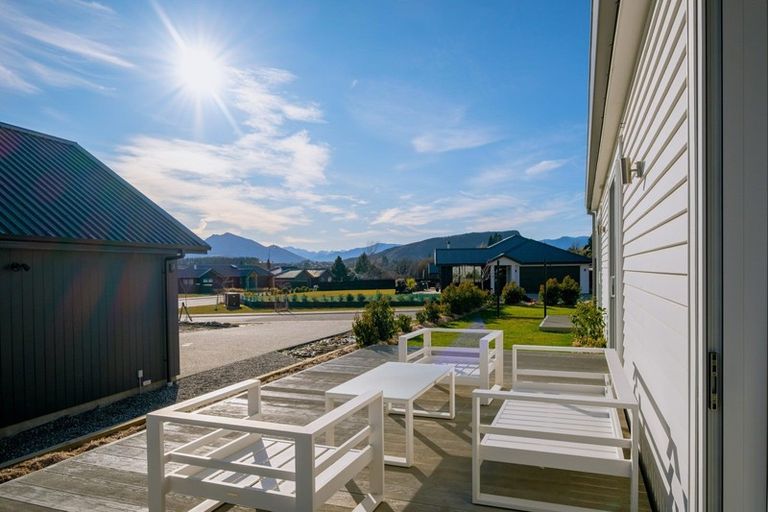 Photo of property in 33 Little Alpha Loop, Wanaka, 9305