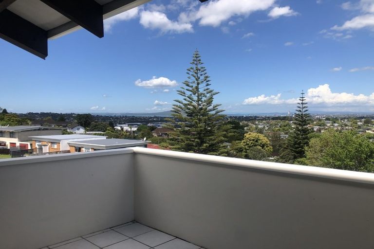 Photo of property in 1/13 Girrahween Drive, Totara Vale, Auckland, 0629
