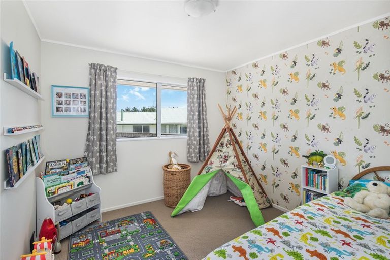 Photo of property in 3 Kingsbridge Place, Newlands, Wellington, 6037