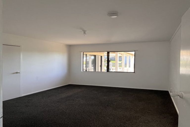 Photo of property in 1 Loughanure Place, Massey, Auckland, 0614