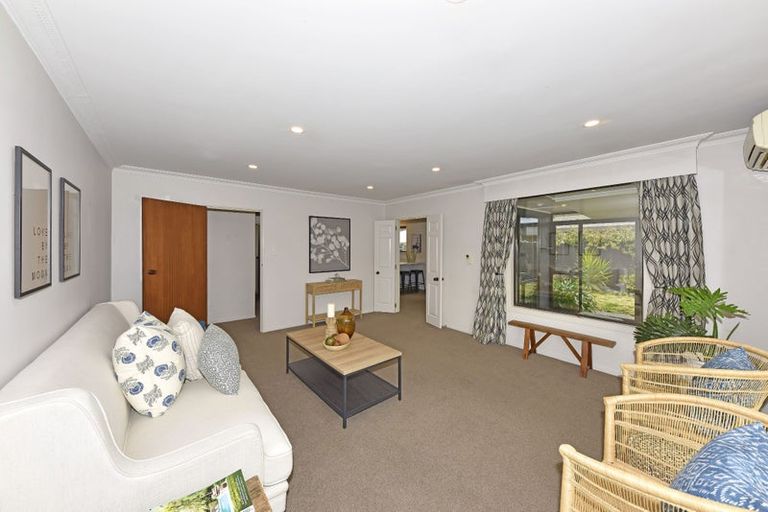 Photo of property in 2/23 Broadfell Avenue, Avonhead, Christchurch, 8042