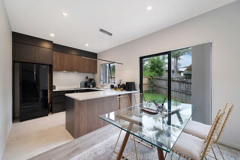 Photo of property in 8/105 Hobsonville Road, West Harbour, Auckland, 0618