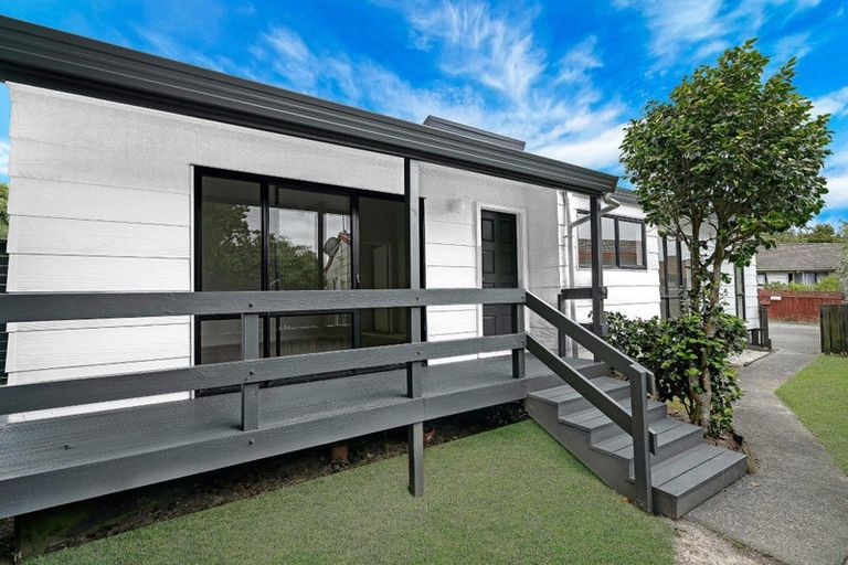 Photo of property in 77 Meadowvale Rise, Titirangi, Auckland, 0604