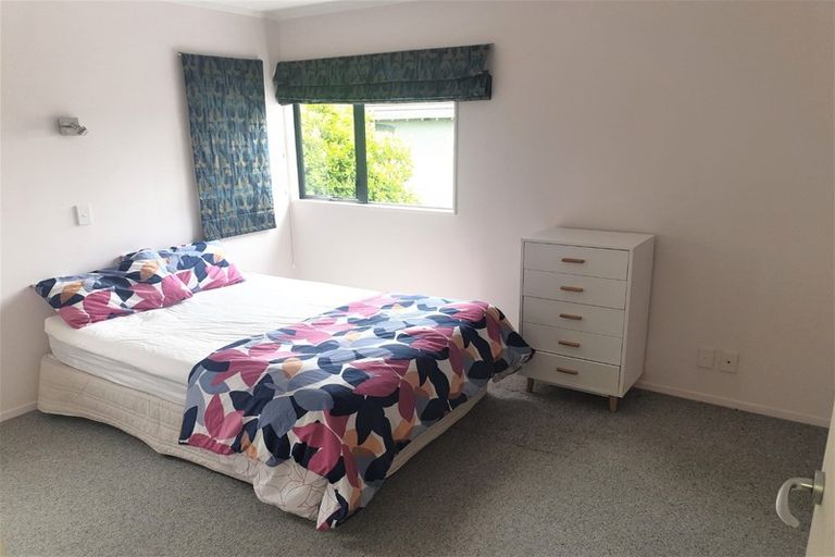 Photo of property in 136 Queens Drive, Lyall Bay, Wellington, 6022