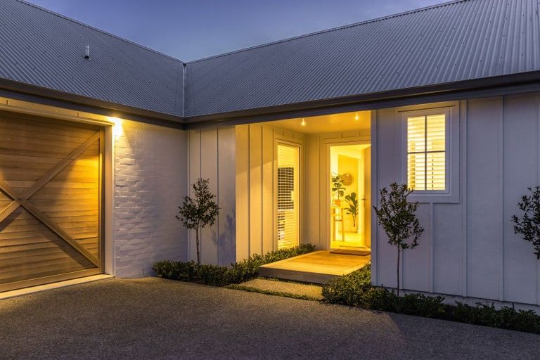 Photo of property in 5 Lens Way, Acacia Bay, Taupo, 3385