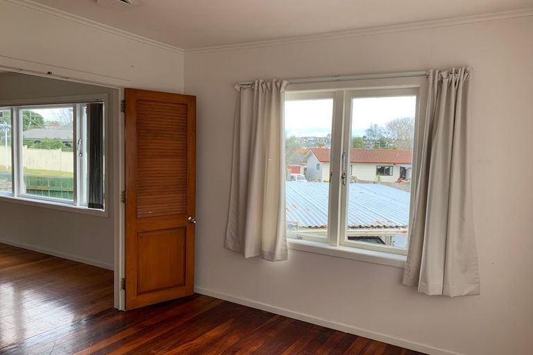 Photo of property in 1/44 College Road, Northcote, Auckland, 0627