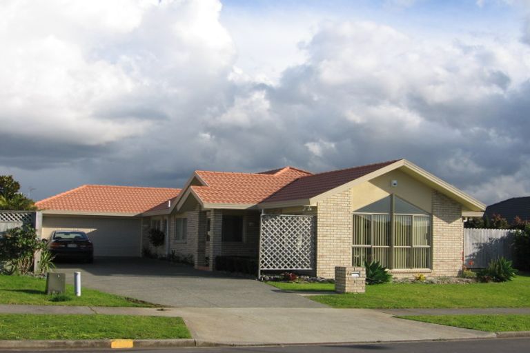 Photo of property in 13 Newinn Crescent, East Tamaki Heights, Auckland, 2016