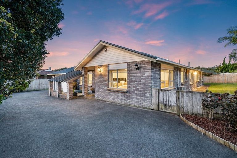 Photo of property in 8 Rarahu Place, The Gardens, Auckland, 2105