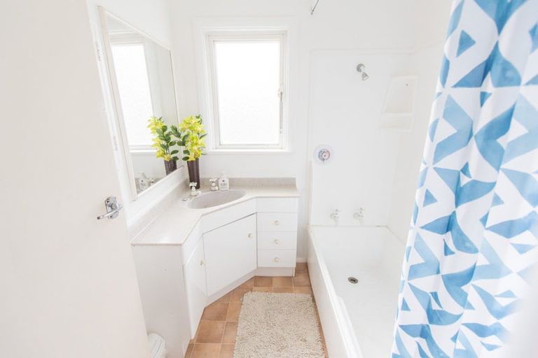 Photo of property in 85 Breaker Bay Road, Breaker Bay, Wellington, 6022