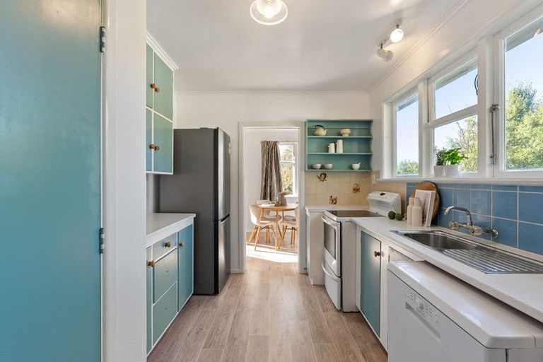 Photo of property in 129 Ruskin Road, Newlands, Wellington, 6037