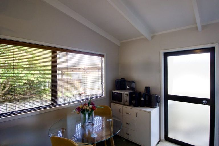 Photo of property in 36 Cockayne Crescent, Sunnynook, Auckland, 0620