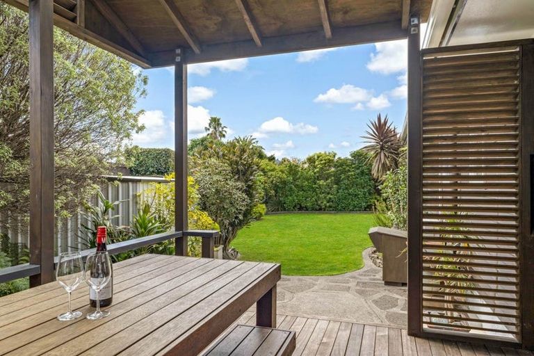 Photo of property in 6 Clinton Avenue, Te Atatu Peninsula, Auckland, 0610