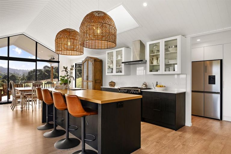 Photo of property in 1056 Peak Road, Helensville, 0875