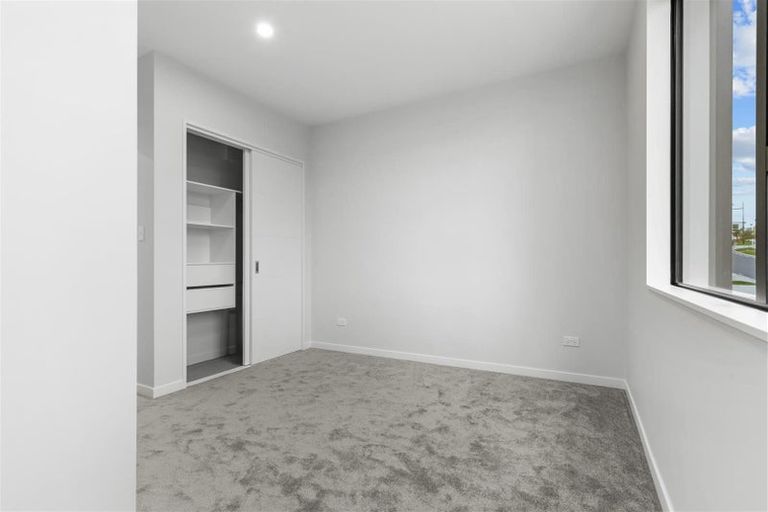 Photo of property in 15 Kuaha Road, Massey, Auckland, 0614