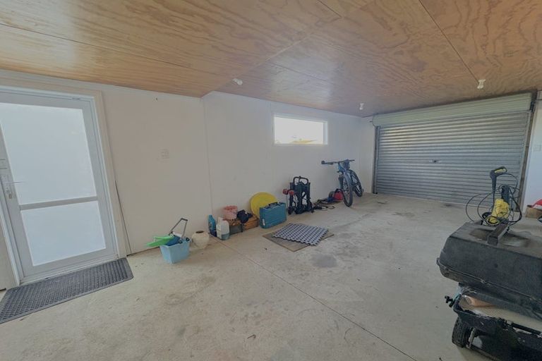 Photo of property in 5 Oakleigh Street, Maungaraki, Lower Hutt, 5010