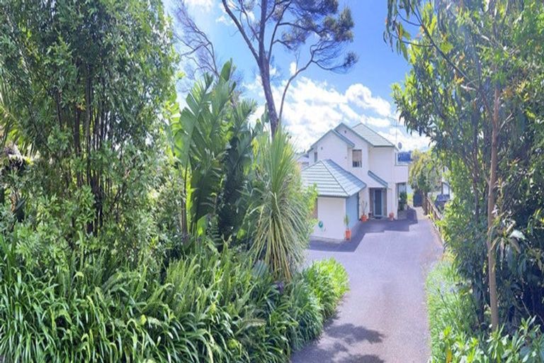 Photo of property in 10 The Terrace, Herald Island, Auckland, 0618