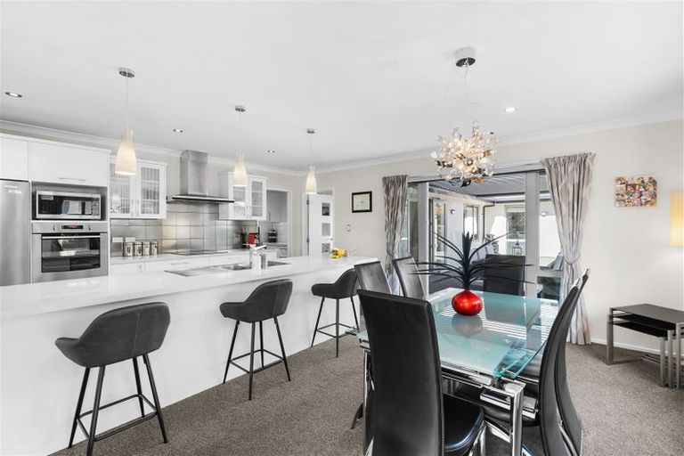 Photo of property in 6 Lakebridge Place, Parklands, Christchurch, 8083