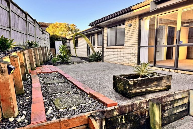 Photo of property in 2 Spring Valley Place, Oteha, Auckland, 0632