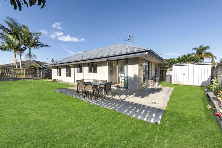 Photo of property in 6 Frank Bunce Grove, Flat Bush, Auckland, 2019