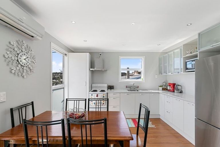 Photo of property in 25a Omega Street, Newlands, Wellington, 6037