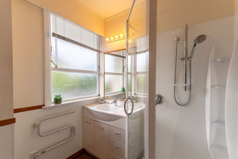 Photo of property in 16 Utauta Street, Waikanae, 5036