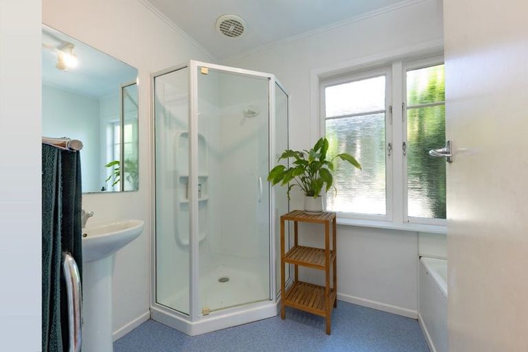 Photo of property in 25 Taipari Road, Te Atatu Peninsula, Auckland, 0610