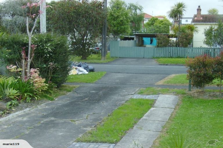 Photo of property in 1/12 Hinekohu Street, New Lynn, Auckland, 0600