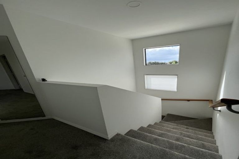 Photo of property in 4 Provence Esplanade, Te Atatu Peninsula, Auckland, 0610