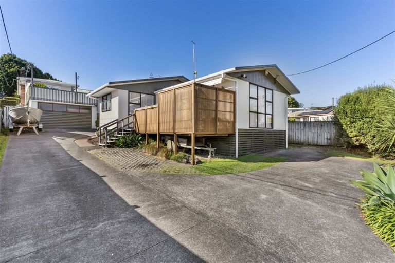 Photo of property in 1/11 Sunnyfield Crescent, Glenfield, Auckland, 0629