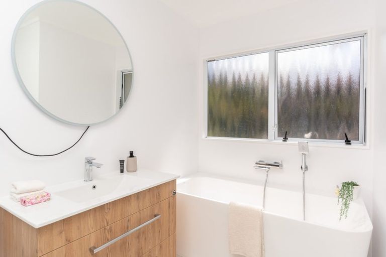 Photo of property in 138 Westchester Drive, Churton Park, Wellington, 6037