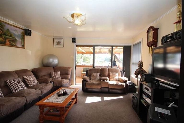 Photo of property in 16 Coburg Street, Henderson, Auckland, 0612