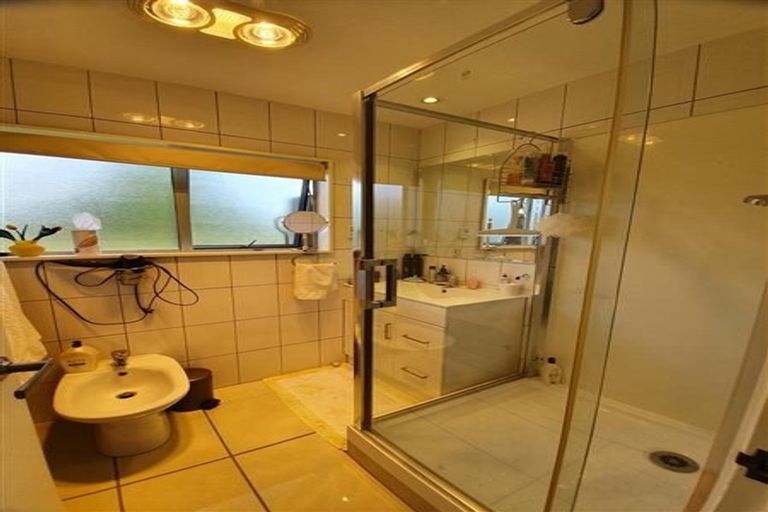 Photo of property in 18a/2 Sherwood Avenue, Te Atatu South, Auckland, 0610