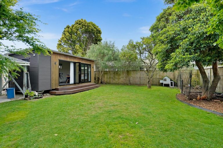 Photo of property in 14 Harbour View Road, Te Atatu Peninsula, Auckland, 0610