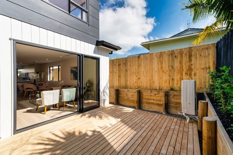 Photo of property in 21c Crosby Road, West Harbour, Auckland, 0618