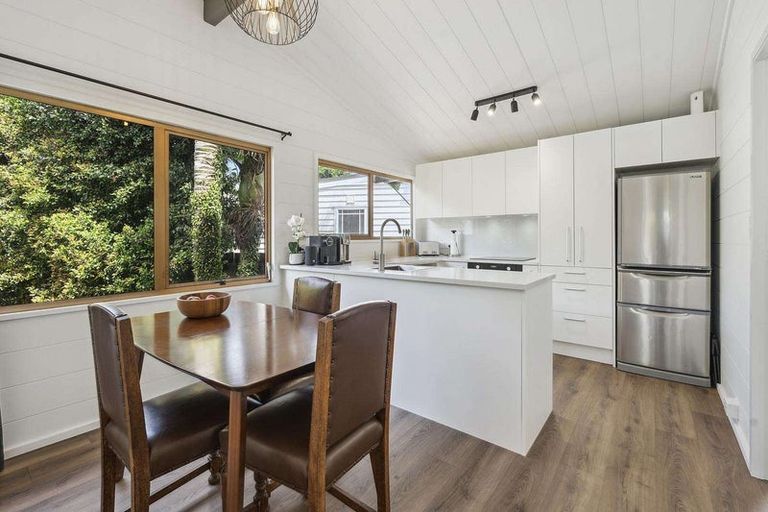 Photo of property in 27 Rotoiti Avenue, Pakuranga Heights, Auckland, 2010