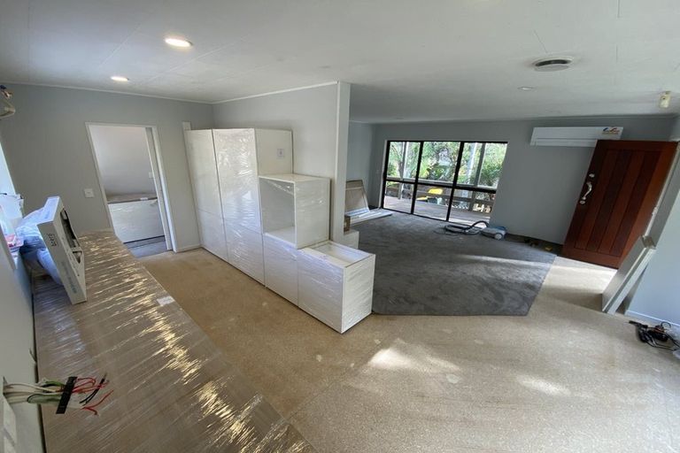 Photo of property in 15 Atlantis Place, Totara Vale, Auckland, 0629