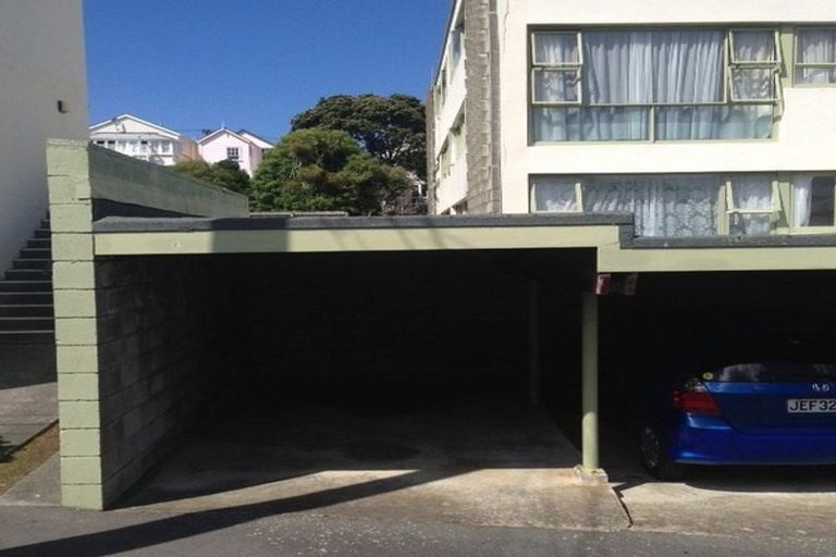 Photo of property in Westgate Flats, 4/36 Queen Street, Mount Victoria, Wellington, 6011