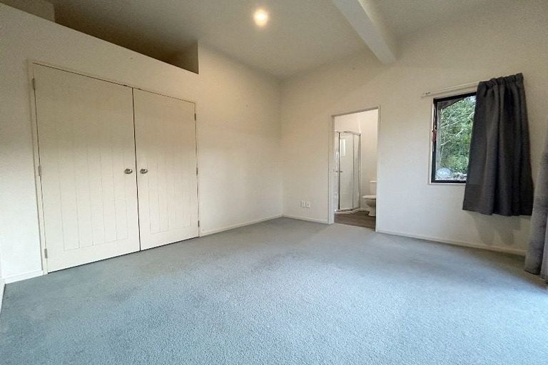 Photo of property in 12 Springwater Vale, Unsworth Heights, Auckland, 0632