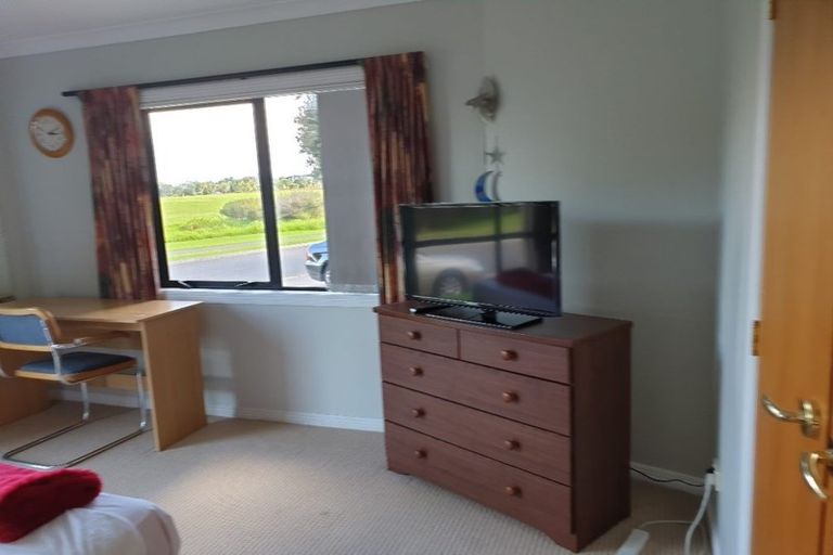 Photo of property in 6 Danica Esplanade, Te Atatu Peninsula, Auckland, 0610